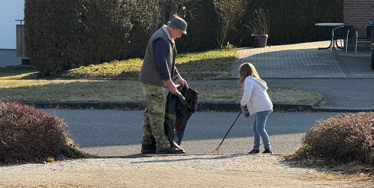 Klein und Groß beteiligten sich an der Putzete im Landkreis Böblingen. Bild: z