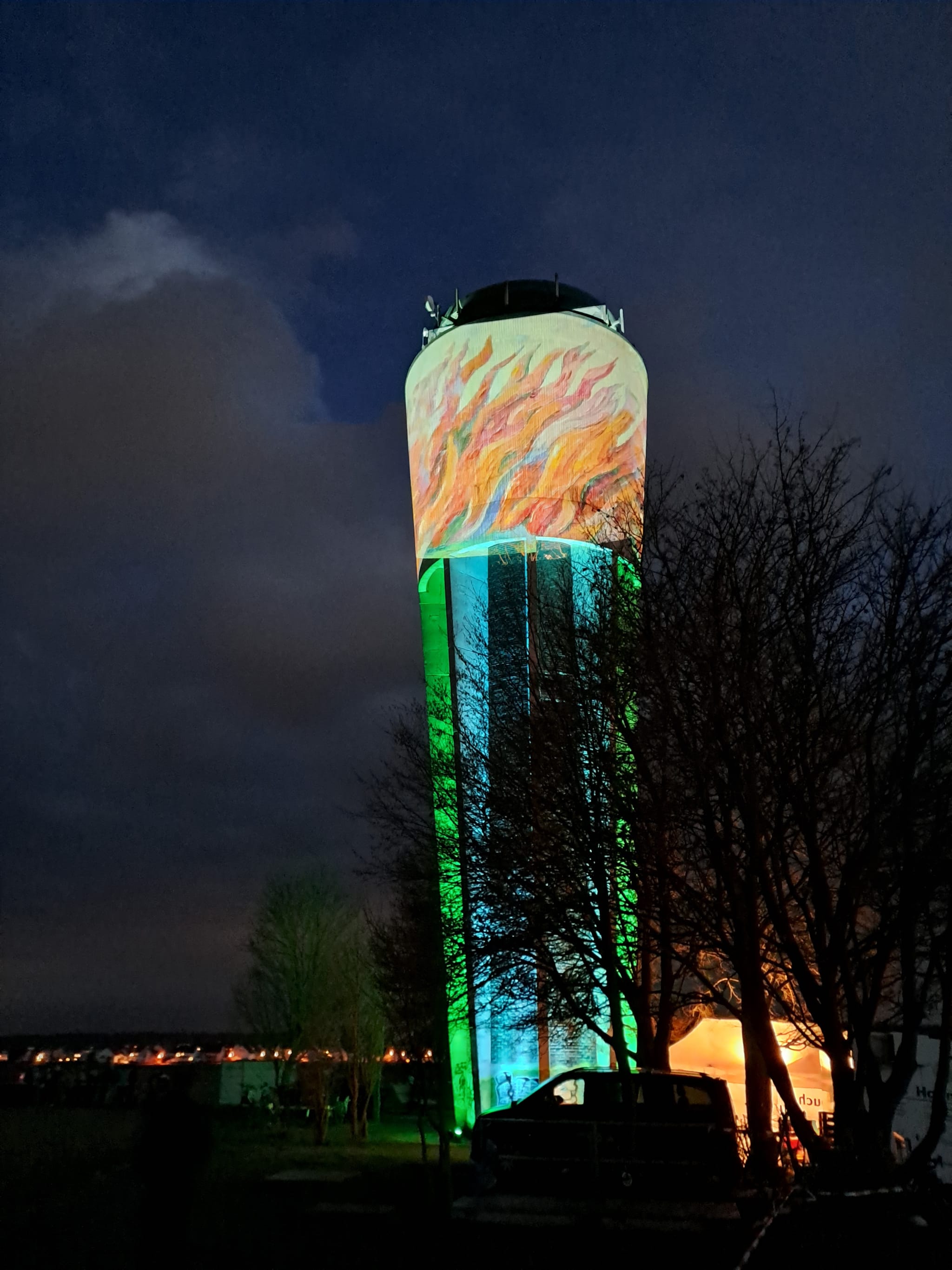 Der illuminierte Wasserturm.