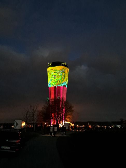 Der illuminierte Wasserturm.