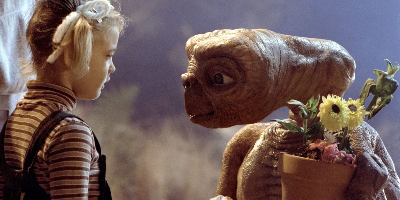 „E.T. - Der Außerirdische“ bekommt gleich ein Küsschen.