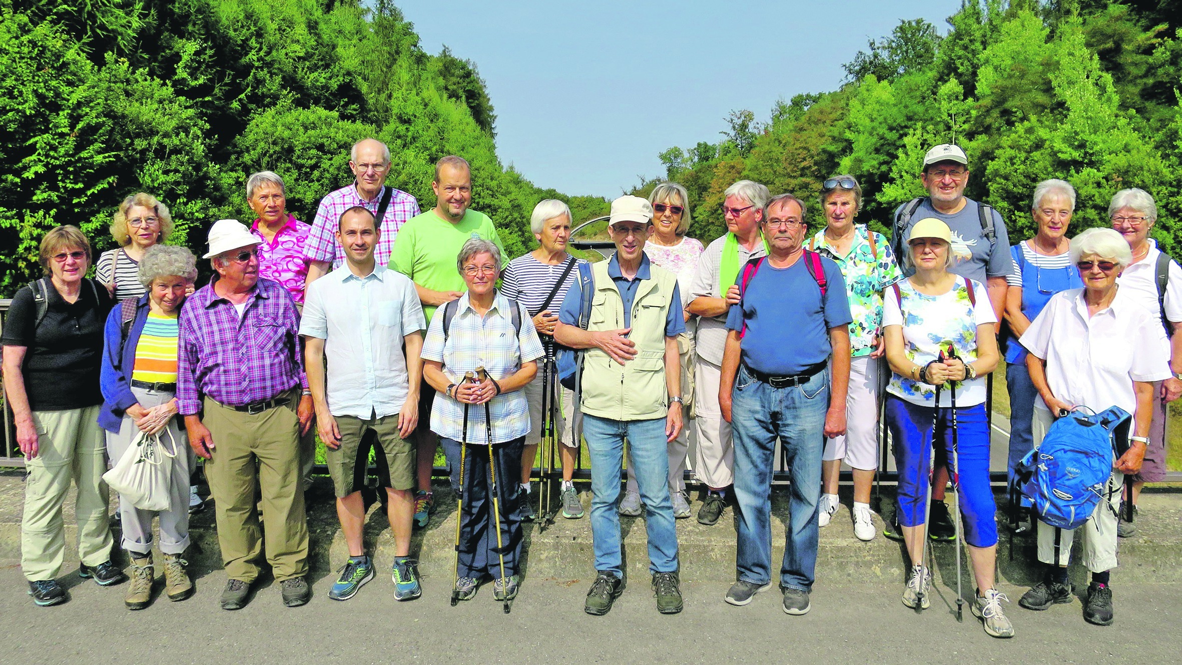 21 Albvereinler und Böblingens Oberbürgermeister wanderten auf markierten Wegen. Bild: Hösch