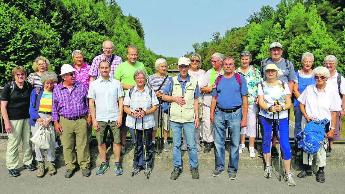 21 Albvereinler und Böblingens Oberbürgermeister wanderten auf markierten Wegen. Bild: Hösch