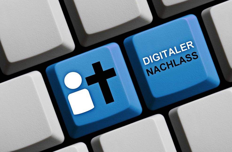 Ohne den Entsperr-Code des Smartphones, die Zugangsdaten zu Social-Media-Accounts oder die PIN zum Online-Banking zu kennen, wird es für die Hinterbliebenen kompliziert, sich um die digitalen Hinterlassenschaften  eines verstorbenen Angehörigen zu kümmern.
