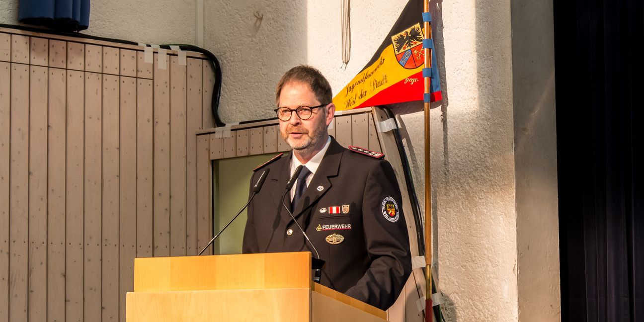 Stadtbrandmeister Wofgang Bäuerle bei seiner Ansprache in der Merklinger Festhalle. Bild: z