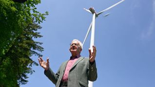Selbst Ministerpräsident Winfried Kretschmann (hier bei der Besichtigung eines Windrades im Kreis Schwäbisch Hall im Jahr 2023) hat nicht mehr daran geglaubt, dass das Ziel von 1000 Anlagen zu schaffen sei.