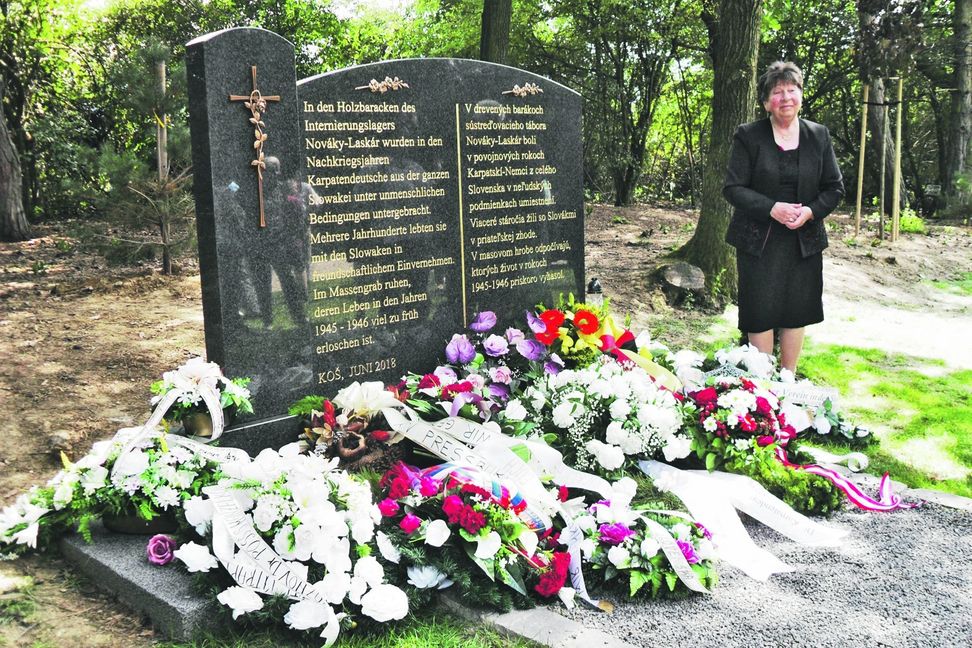 Das Mahnmal für die karpatendeutschen Opfer im Lager Nováky und seine Initiatorin Anni Zjaba. Bild: Werner Laser