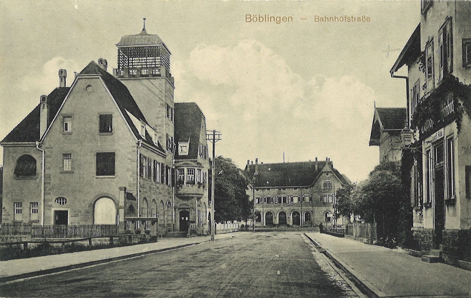 Die Bahnhofstraße, Böblingens Prachtstraße, in den 50er Jahren. Hier hat sich seit Vorkriegszeiten nicht viel verändert. Bild: Archiv Sostmann