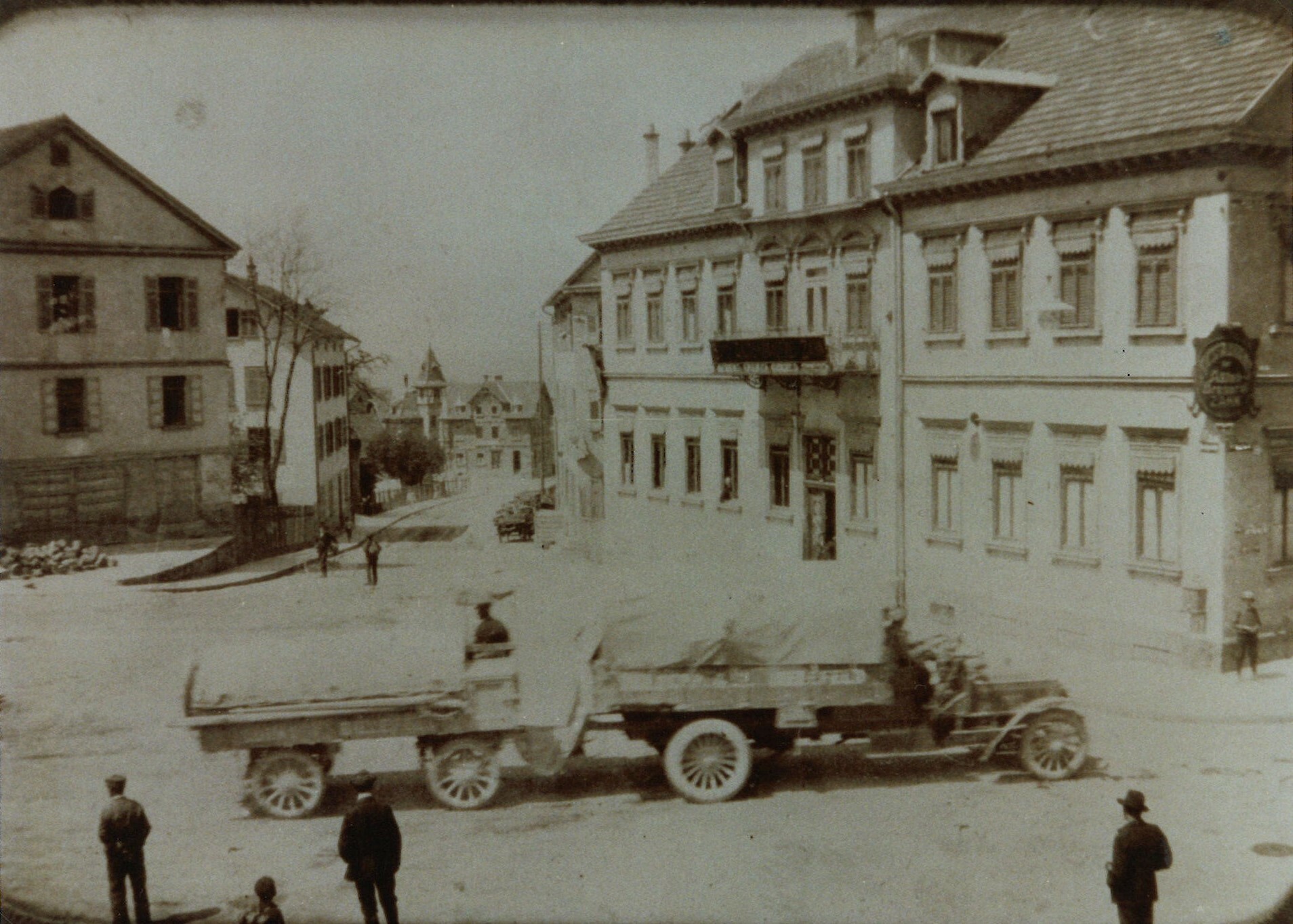 Die Sindelfinger Straße - rechts die Zahnei, links steht heute das Hotel Böhler am Postplatz. Bild: Archiv Sostmann