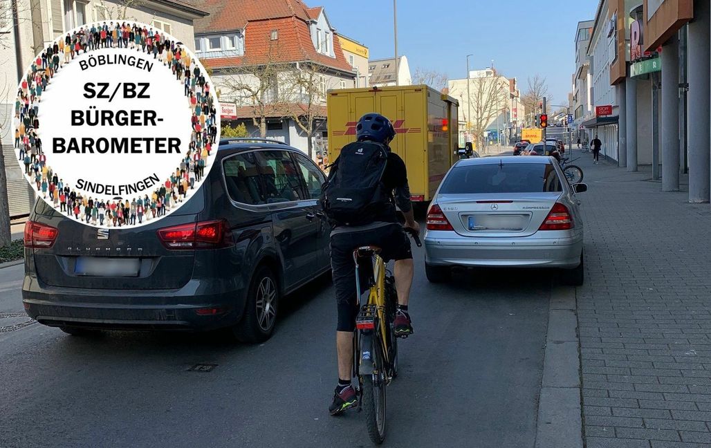Ein Dauerärgernis für Radfahrer in der Stadt: Sie müssen sich mit den Autofahrern die Fahrbahn teilen und dann blockiert auch noch ein Auto, das zwischen Gehweg und Fahrbahn steht, ein Durchkommen. Das SZ/BZ-Bild zeigt eine Alltagsszene in der Gartenstraße in Sindelfingen. Bild: Haar