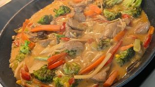 Currypasten zaubern einen Hauch von Asien in die Pfanne und auf den Teller.     Bild: Kalus