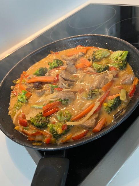 Currypasten zaubern einen Hauch von Asien in die Pfanne und auf den Teller.     Bild: Kalus