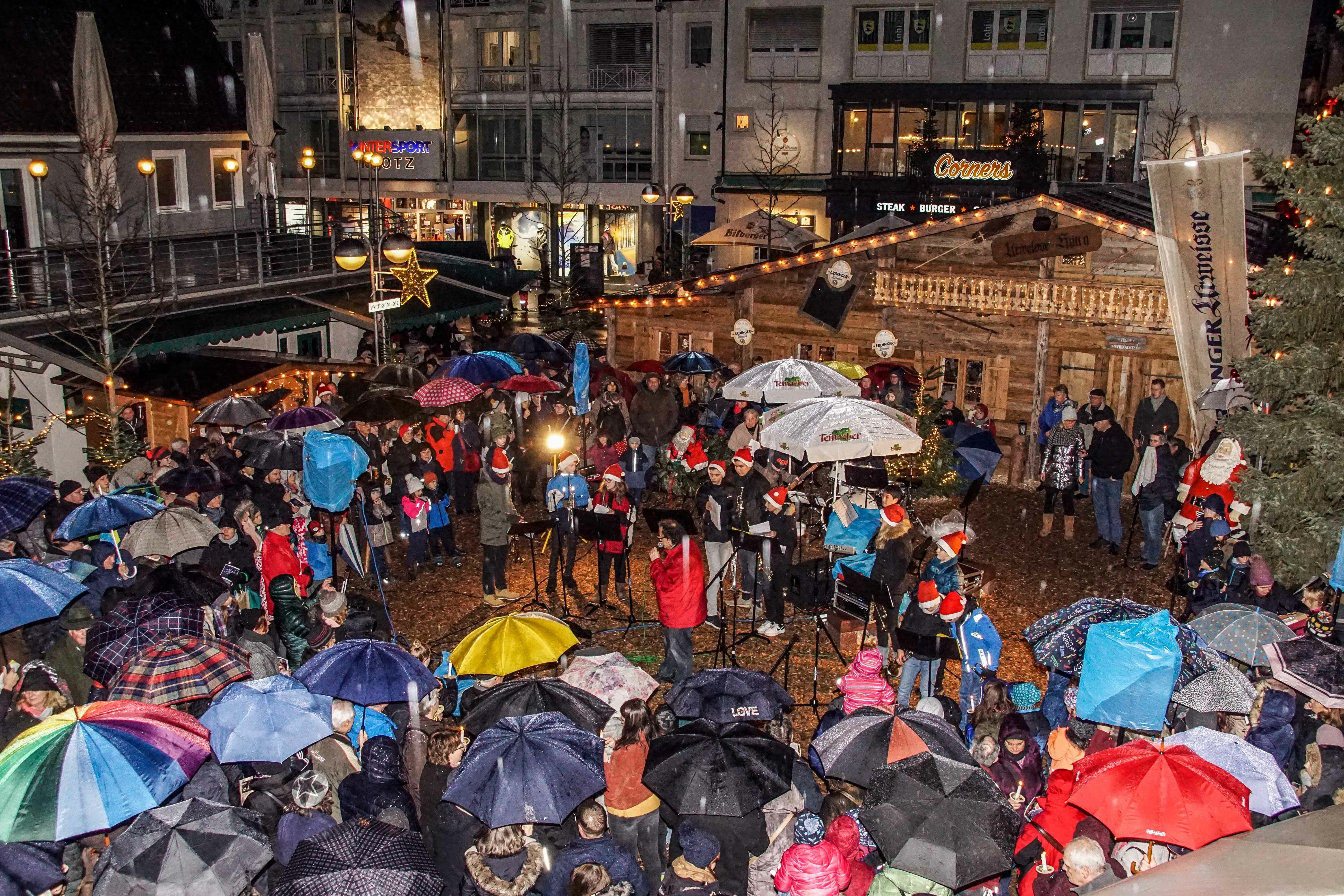 Am Samstag soll das Weihnachtssingen auf dem Wettbachplatz für Stimmung sorgen. Bei allzu schlechtem Wetter wird im Odeon der SMTT musiziert.  Bild: Dettenmeyer/A