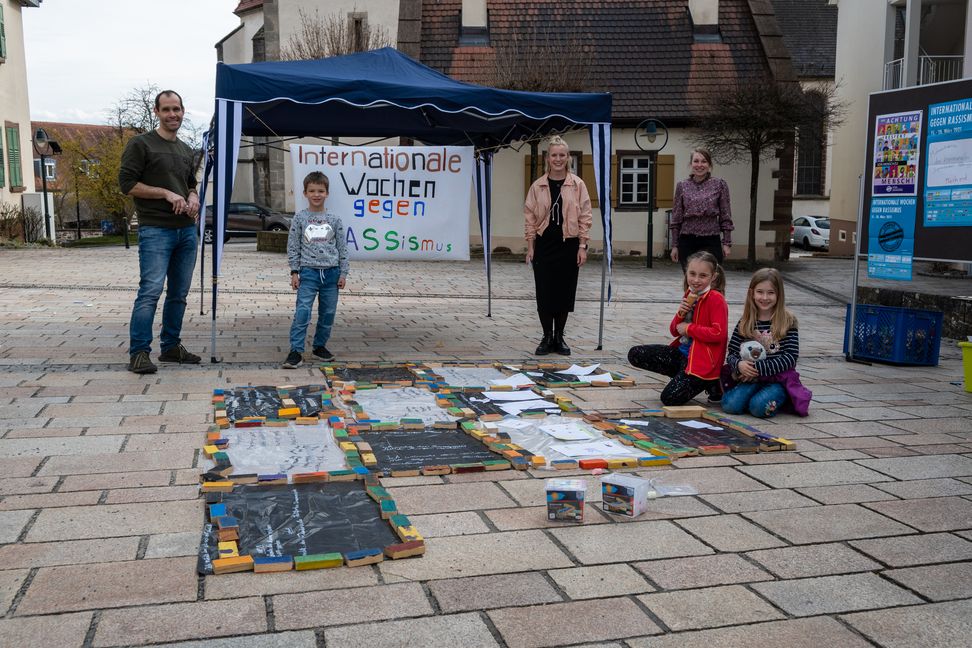 Auf dem Ehninger Marktplatz konnten die Grundschüler ihre Arbeiten gegen Rassismus zeigen. Bild: Nüßle
