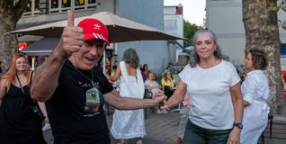 Daumen hoch: Der Grüne Platz soll ein Treffpunkt bleiben und nicht in den Schatten eines Hochhauses gelegt werden.