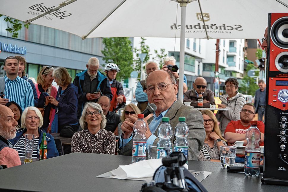 „Es gibt nur eine Regierung, die nicht überfordert wäre. Eine unter meiner Leitung“ - Gregor Gysi. Humorvoll aber auch ernst sprach er über Europa, die AfD und das Grundgesetz.