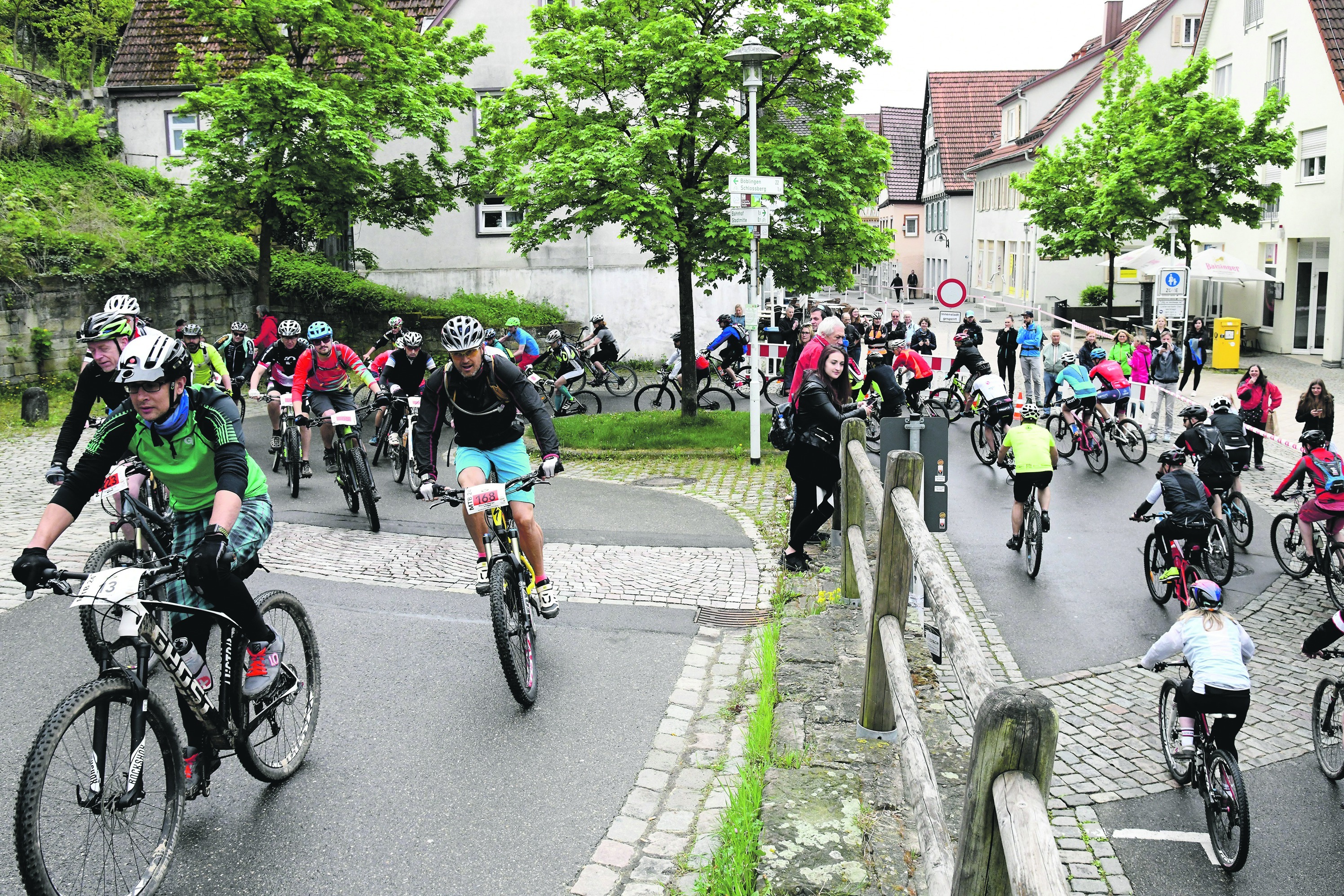Ab die Post. Mehr als 500 Mountainbiker sitzen in Herrenberg zum Ritt über einen anspruchsvollen Trailparcours auf, dabei geht es auch im Städtle rund. Beim Marathon sind über 48 Kilometer und 900 Höhenmeter zu bewältigen. Bilder: Holom