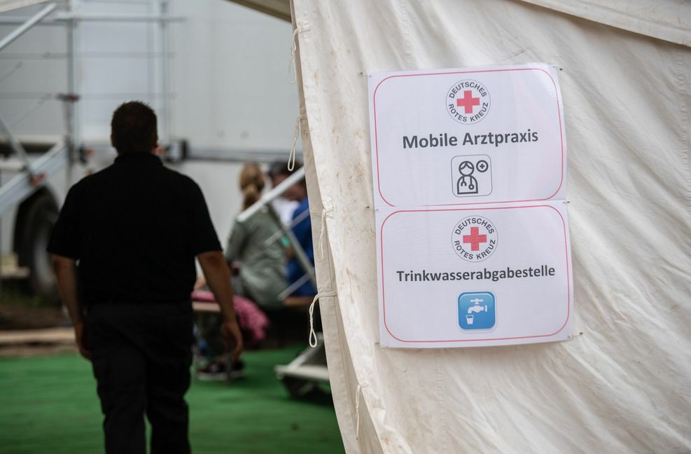 Bei der Flutkatastrophe waren Helfer aus dem ganzen Bundesgebiet im Einsatz. Das DRK fordert, dass alle Beteiligten sich künftig besser auf solche Szenarien vorbereiten müssen.
Foto: dpa/Boris Roessler