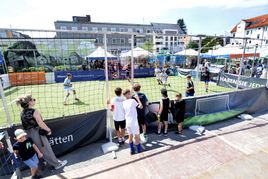 Die Zuschauer waren bei dem Streetsoccer Cup am Samstag hautnah dabei.