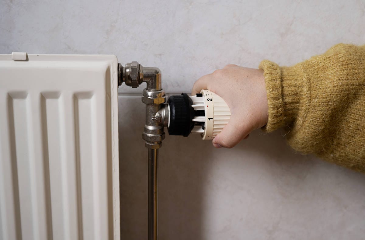 Erfahren Sie, wie warm es in einer Wohnung sein muss, welche Temperaturen vorgeschrieben sind, welche Pflichten Mieter und Vermieter haben und wie Sie Schimmelbildung vermeiden können.