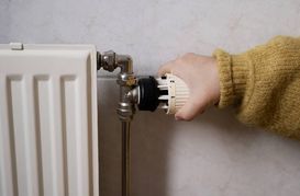 Erfahren Sie, wie warm es in einer Wohnung sein muss, welche Temperaturen vorgeschrieben sind, welche Pflichten Mieter und Vermieter haben und wie Sie Schimmelbildung vermeiden können.