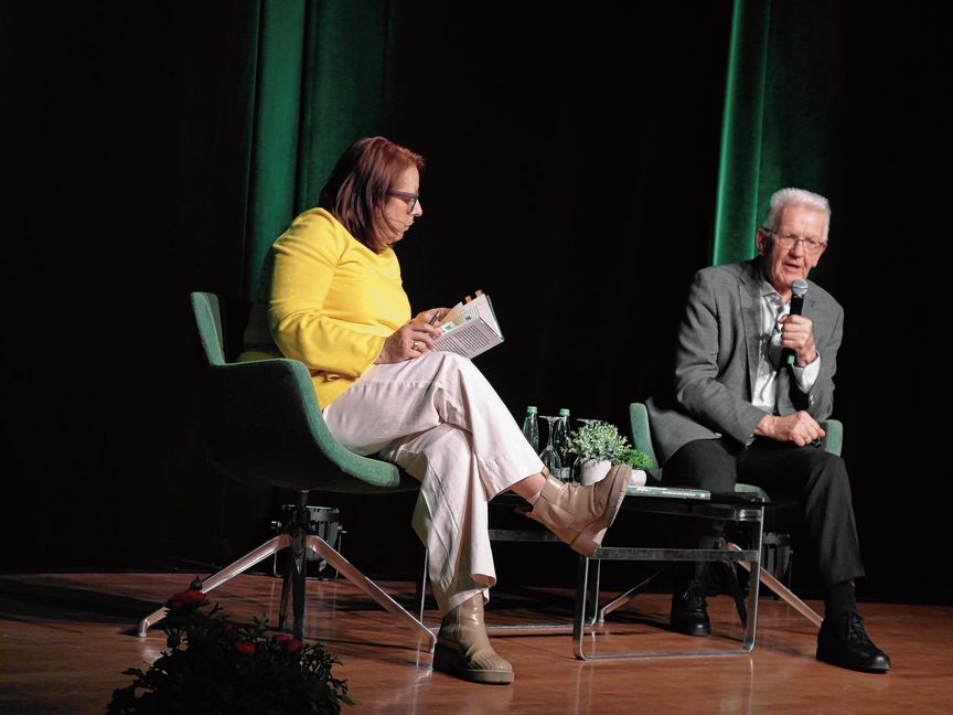 Gabriele Renz in der Sindelfinger Stadthalle im Gespräch mit Winfried Kretschmann. Bild: Staber