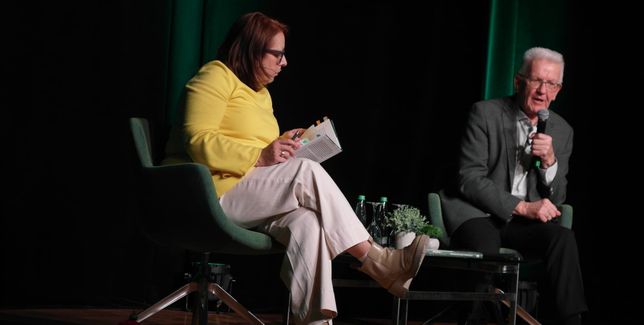 Gabriele Renz in der Sindelfinger Stadthalle im Gespräch mit Winfried Kretschmann.