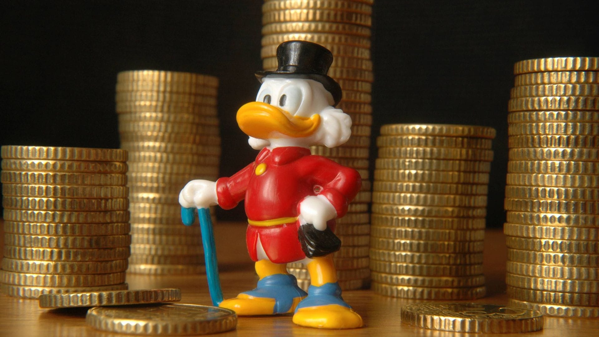 Gegenüber dem Vermögen von Dagobert Duck in Höhe von 5 Fantastilliarden und 9 Trillionen Taler sowie 16 Kreuzern sind alle Superreichen der Welt zusammengenommen arme Schlucker.