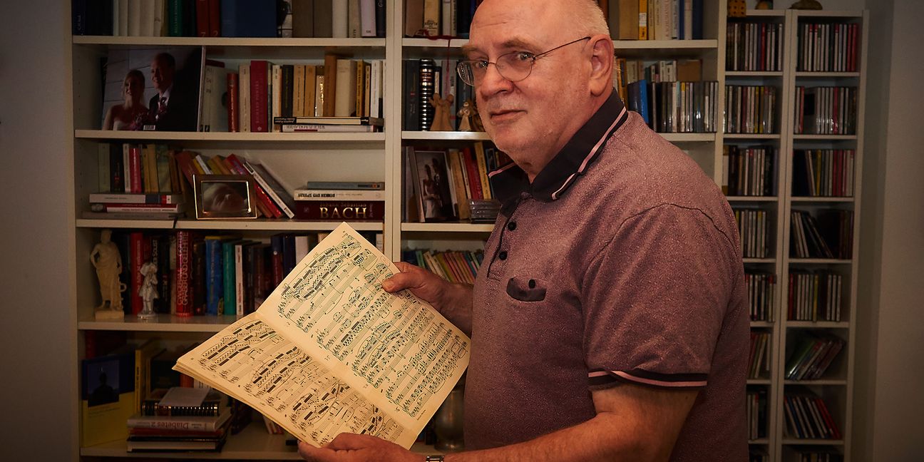 Der Gründer der Internationalen Sommerserenaden, Christoph Ewers, mit den Noten für das Mendelssohn-Konzert.   Bild: Heiden