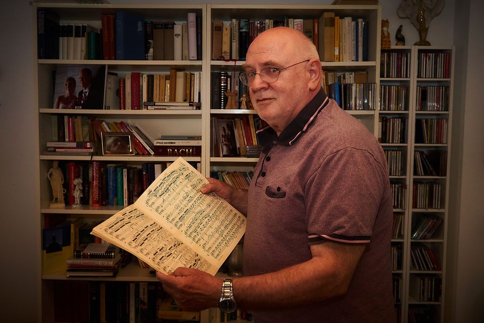 Der Gründer der Internationalen Sommerserenaden, Christoph Ewers, mit den Noten für das Mendelssohn-Konzert. Bild: Heiden