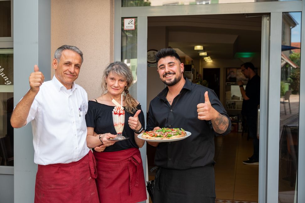 Luciano und Aurelia Molinaro sorgen mit Pizzabäcker Mike Al Kaid für italienisches Feeling auf dem Ehninger Marktplatz.     Bild: Nüßle