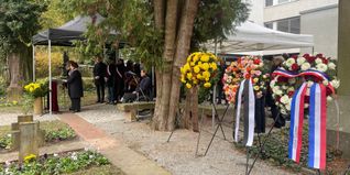 Blau-Weiß-Rot, die französische Trikolore auf dem Alten Friedhof erstmals seit 2019 wieder an der Seite der Flagge von Sindelfingen. Hélène Ramsami mit ISPAS-Übersetzerin Jelkica Cirilovic am Rednerpult vor Oberbürgermeister Markus Kleemann, Oscar Seguera, Elsa Touré, Assa Doucouré und Roger Hahn.