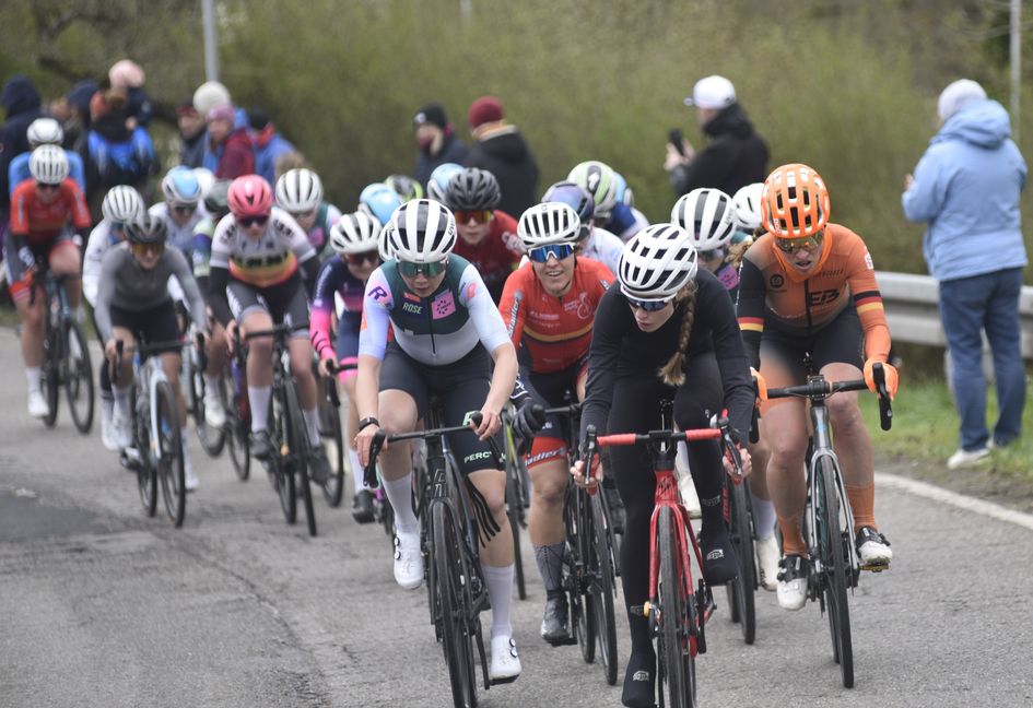 Die Frauen am steilen Wolfenberg, vorne links die spätere Zweite Katharina Fox, rechts hinter ihr im roten Trikot die Siegerin Corinna Lechner und ganz rechts die Schönaicher Lokalmatadorin Lisa Brandau. Bild: Reichert