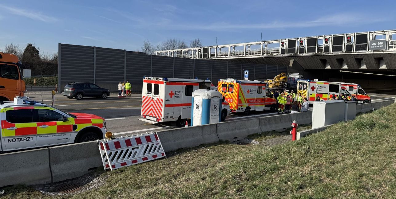 Feuwerwehr und Krankenwagen sind mit einem Großaufgebot am Engelbergtunnel.