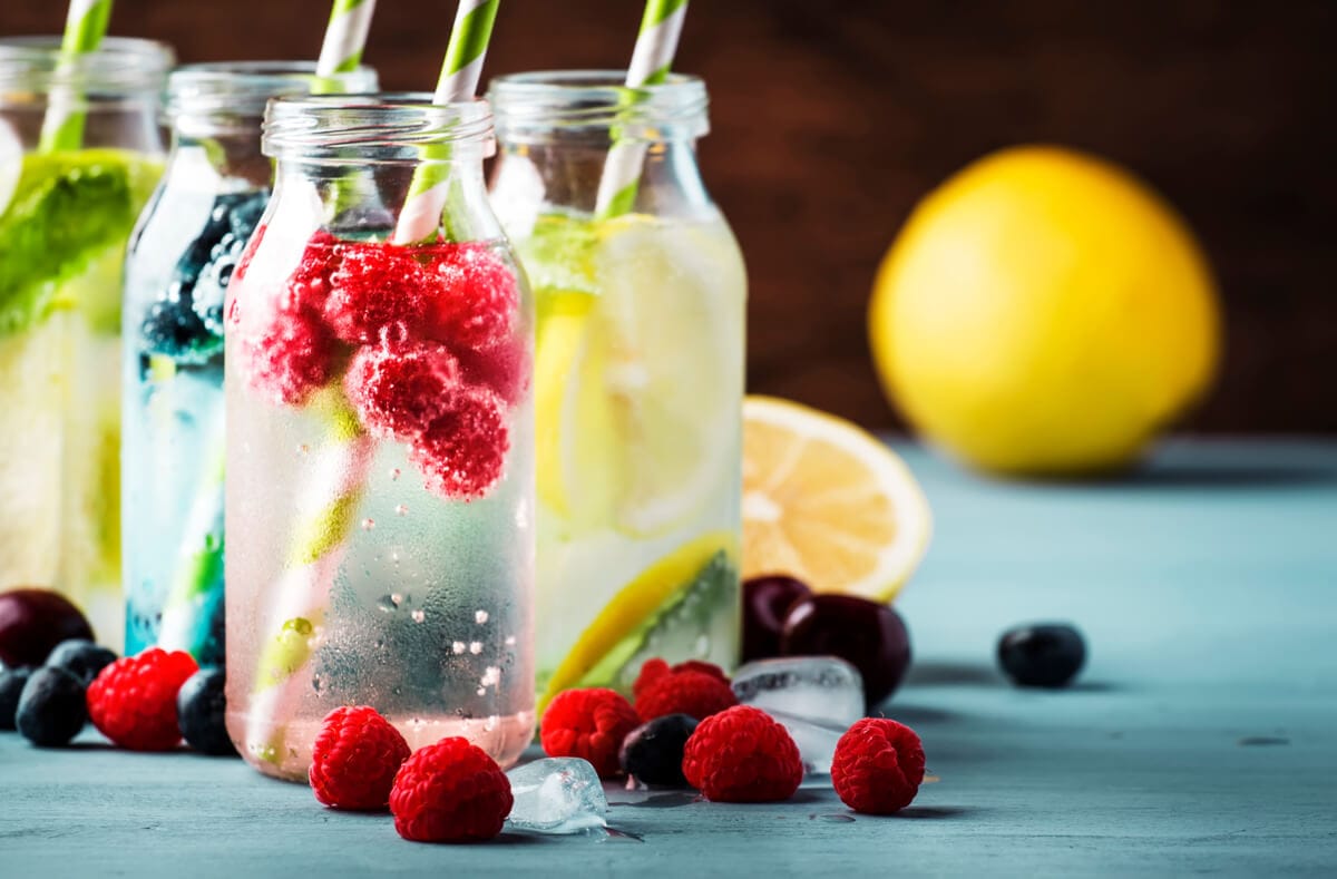 Entdecken Sie 15 erfrischende Rezepte und erfahren Sie, warum das gesunde Trend-Getränk eine leckere Alternative zu Limonaden und Säften ist.