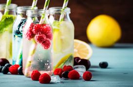 Entdecken Sie 15 erfrischende Rezepte und erfahren Sie, warum das gesunde Trend-Getränk eine leckere Alternative zu Limonaden und Säften ist.