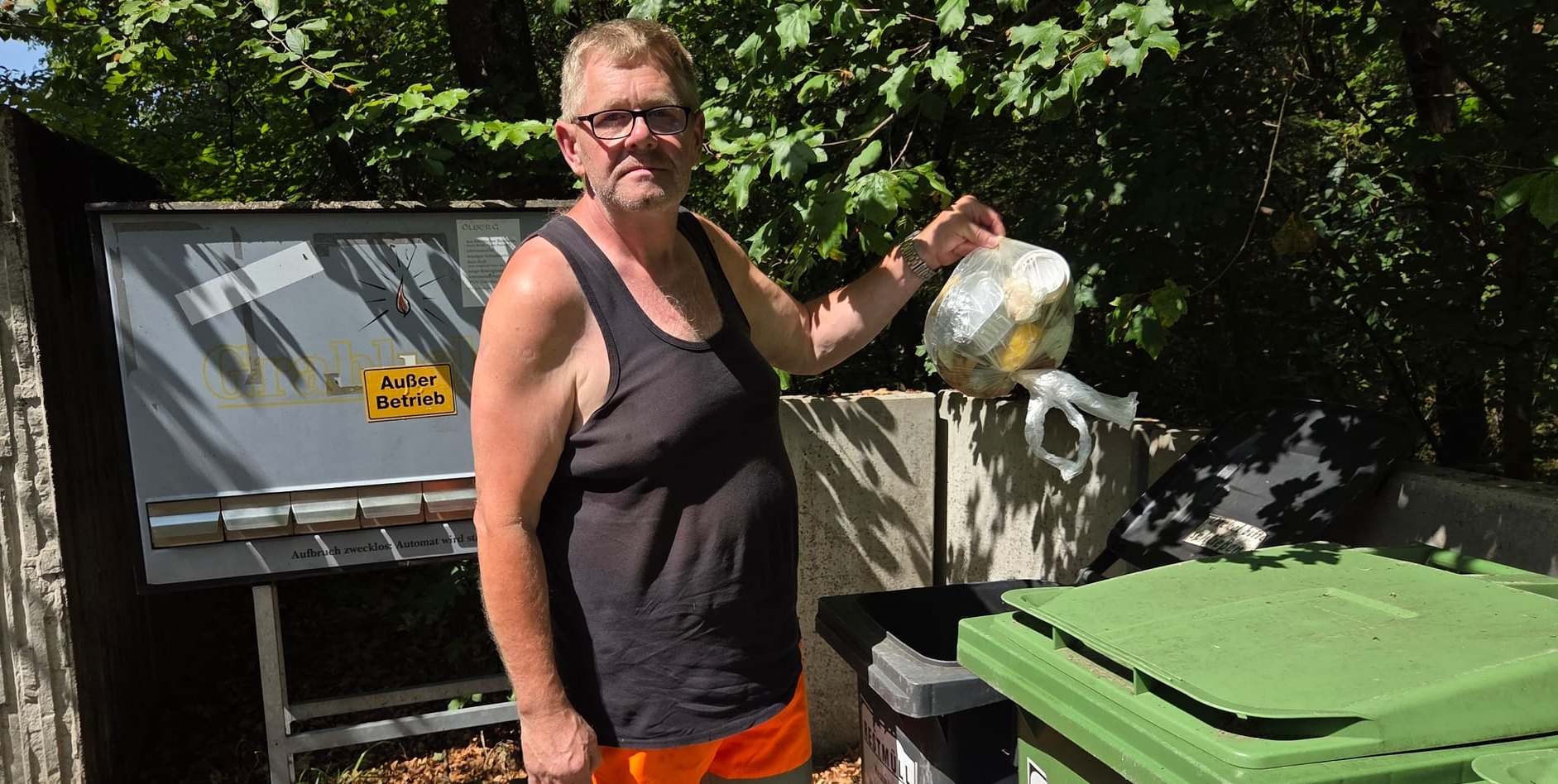 Der Gipfel: Mario Ortel klaubt Hausmüll aus dem Eimer im Weldfriedhof. "Das ist leider ganz normal", sagen die Männer von der Stadtreinigung.