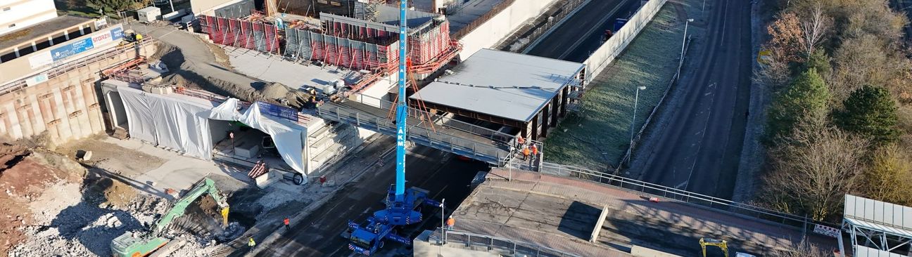 Die provisorische Brücke führt Fußgänger und Radfahrer auf den Tunnel.