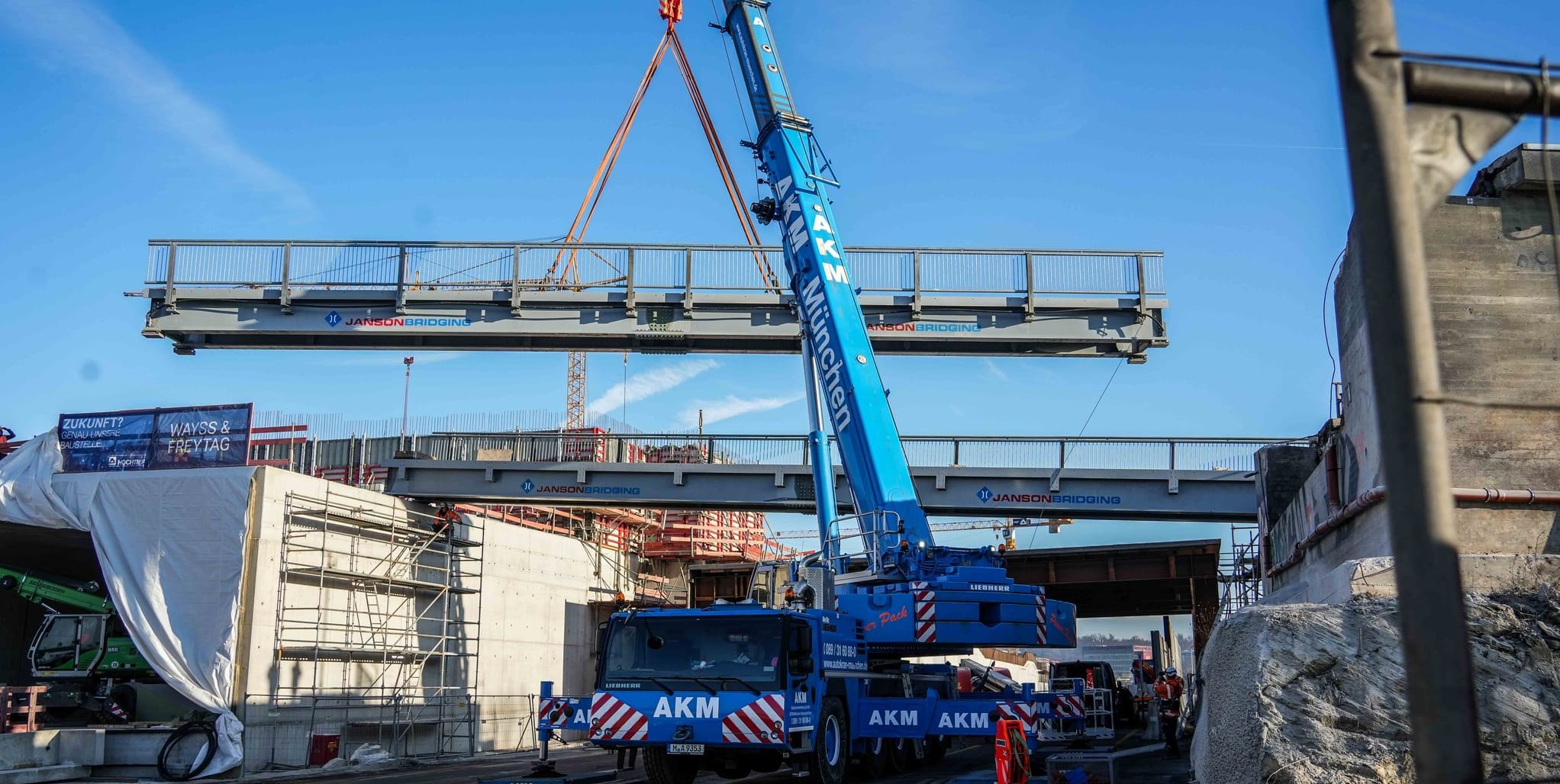 Am Sonntagvormittag wurde die Behelfsbrücke eingehoben.