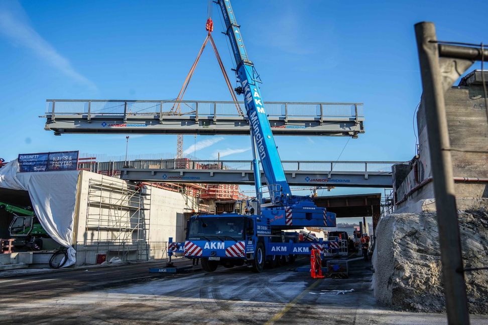 Am Sonntagvormittag wurde die Behelfsbrücke eingehoben.