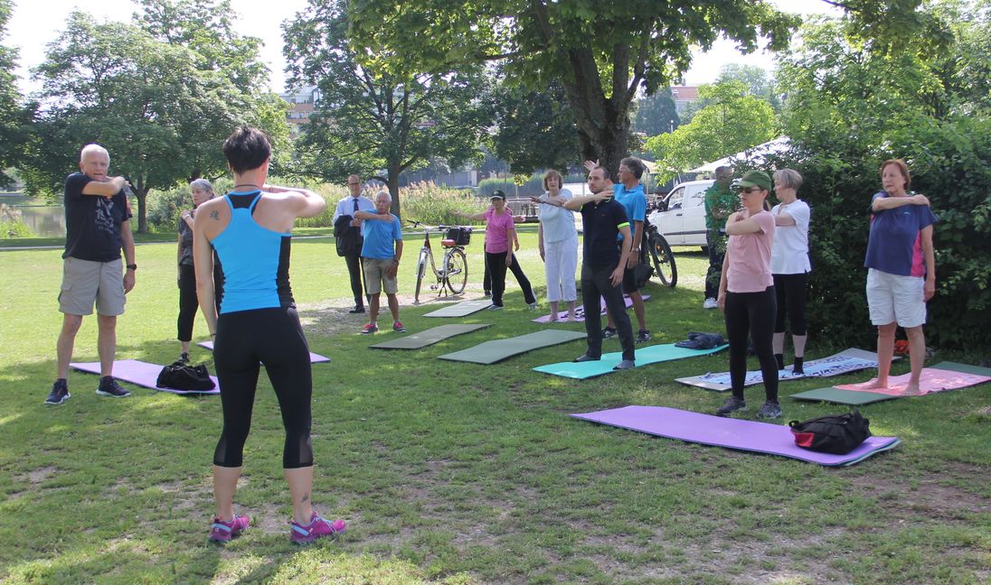 Sport im Freien. Daran haben auch Böblingens OberbürgermeisterDr. Stefan Belz (Mitte) und SVB-Präsident Jochen Raisc (dahinter) ihren Spaß. Bild: Oberdorfer