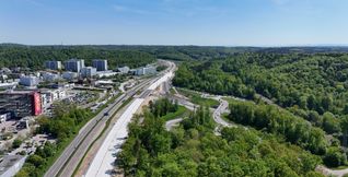Seit heute rollt der Verkehr auf der neuen Betonfahrbahn: In unserem Bild ist es die hellgraue Fahrbahn. Links im Bild: Die Autos stauen sich an der Anschlussstelle Sindelfingen-Ost.Bilder: Dettenmeyer