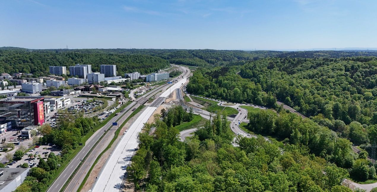 Seit heute rollt der Verkehr auf der neuen Betonfahrbahn: In unserem Bild ist es die hellgraue Fahrbahn. Links im Bild: Die Autos stauen sich an der Anschlussstelle Sindelfingen-Ost.