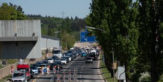Stadtauswärts fließt der Verkehr am Samstagmittag noch ganz gut, stadteinwärts staut es sich.