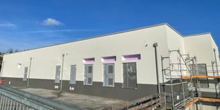 Das Betriebsgebäude sitzt auf dem Tunnel.