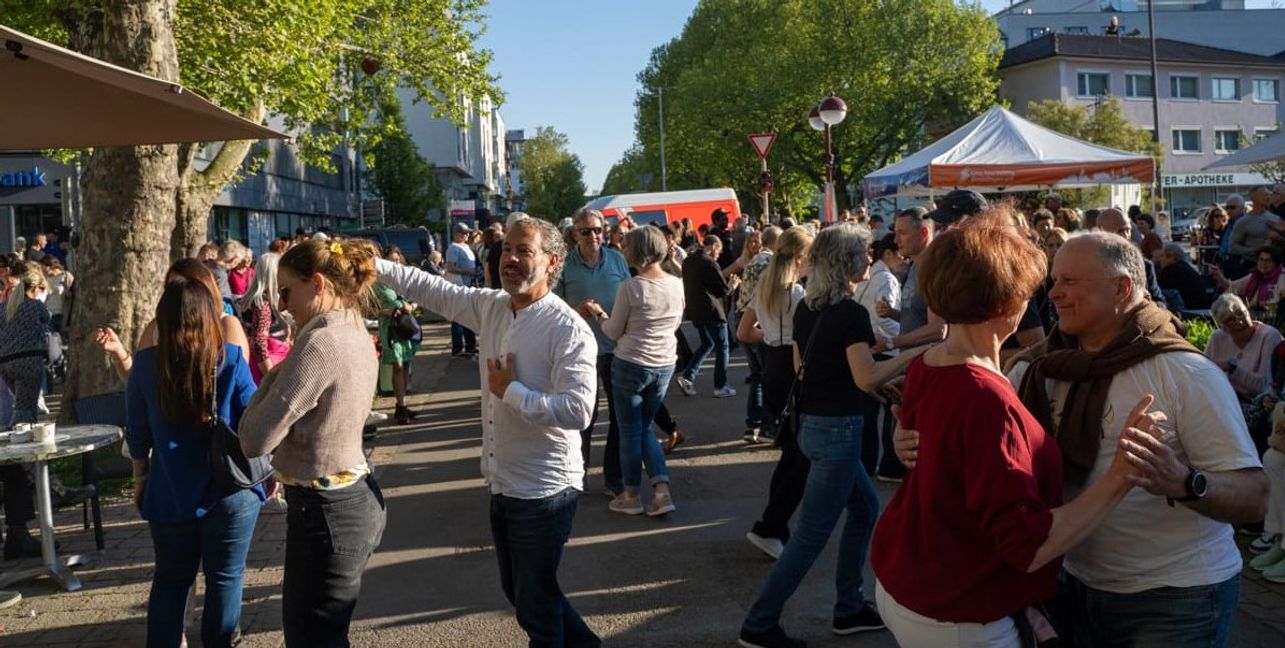 Gute Laune bei einem Salsa-Abend auf dem Grünen Platz.