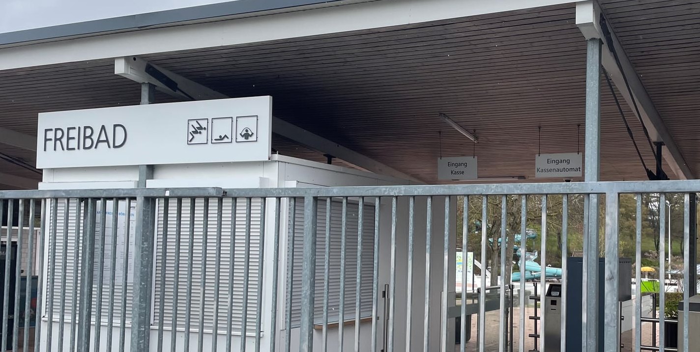 Seit Anfang Mai läuft die neue Saison im Böblinger Freibad. Die reduzierten Öffnungszeiten sorgen in Böblingen für Diskussionen.