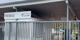Seit Anfang Mai läuft die neue Saison im Böblinger Freibad. Die reduzierten Öffnungszeiten sorgen in Böblingen für Diskussionen.