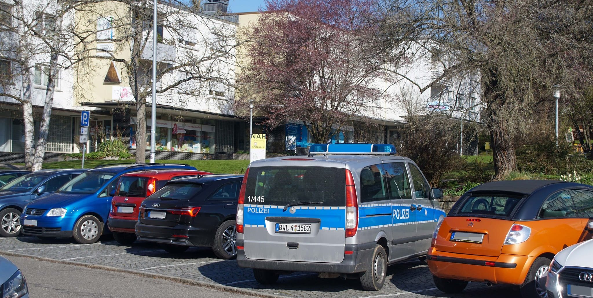 Das Archivbild zeigt einen Polizeiwagen am Ladenzentrum im Spitzholz.