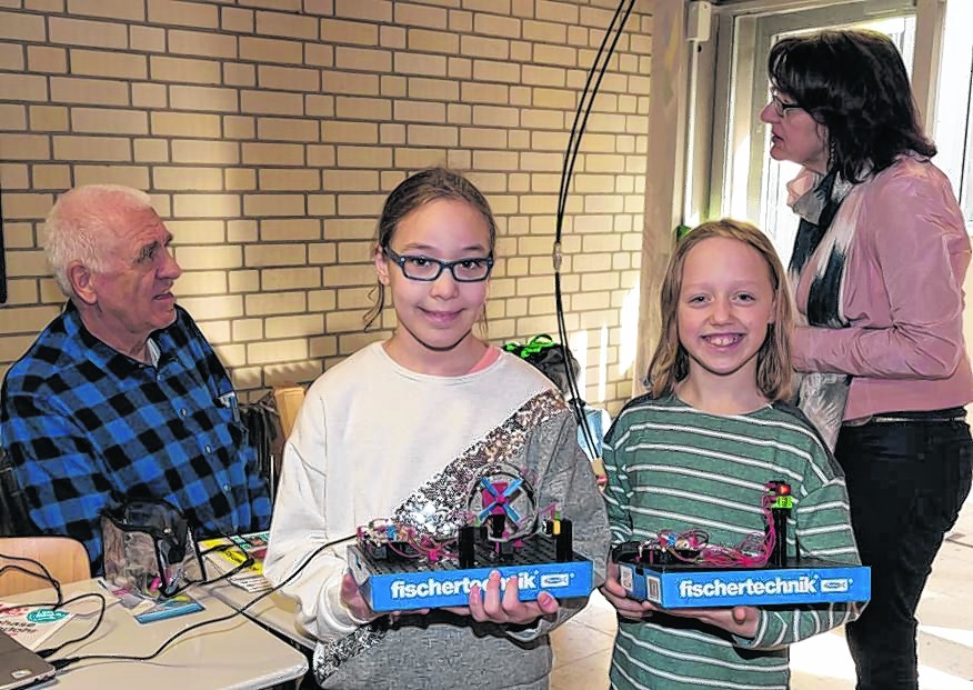 Technik macht Spaß, das sieht man Samira Altun und Luzie Dunz an. Bild: Nüßle