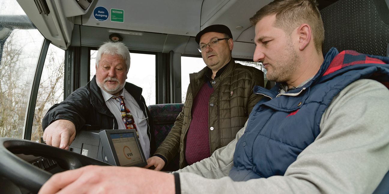 Fahrlehrer Lothar Hoppes (links) erläutert den Interessenten Rezep Adem und Lukas Altmann das Cockpit. Bild: Nüßle